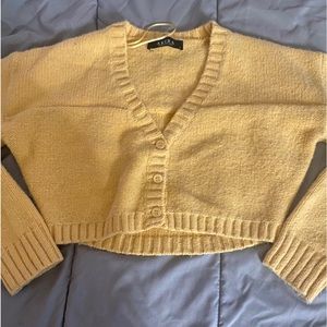 Yellow cropped sweater ☀️